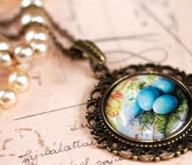 Robins nest necklace, glass birds nest pendant, pendant necklace, birds egg necklace