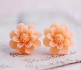 Peach flower earrings, resin flower earrings, cute daisy earrings, resin earrings, flower cabochon earrings, cute girlie earrings